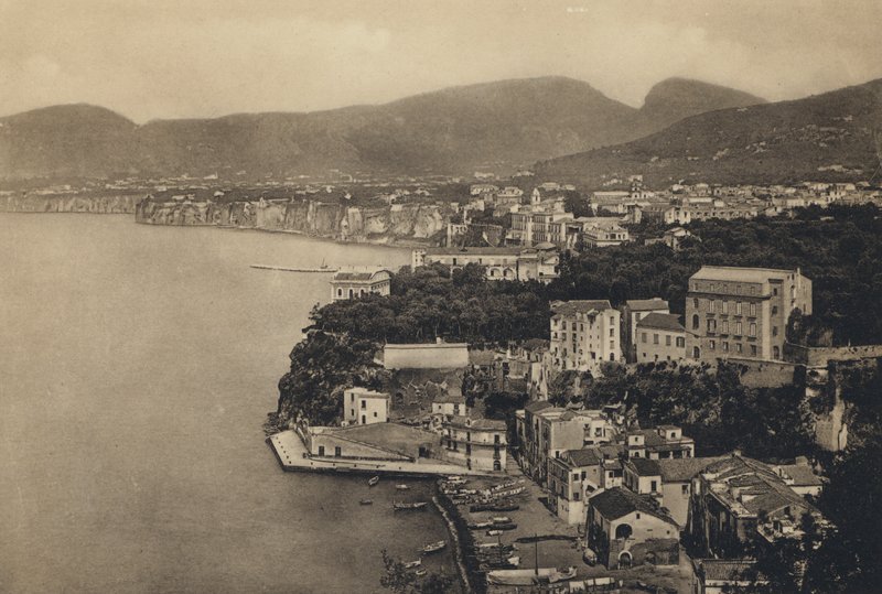 Napoli: Sorrento, Marina Grande ile Panorama (s / b fotoğraf) by Italian Photographer