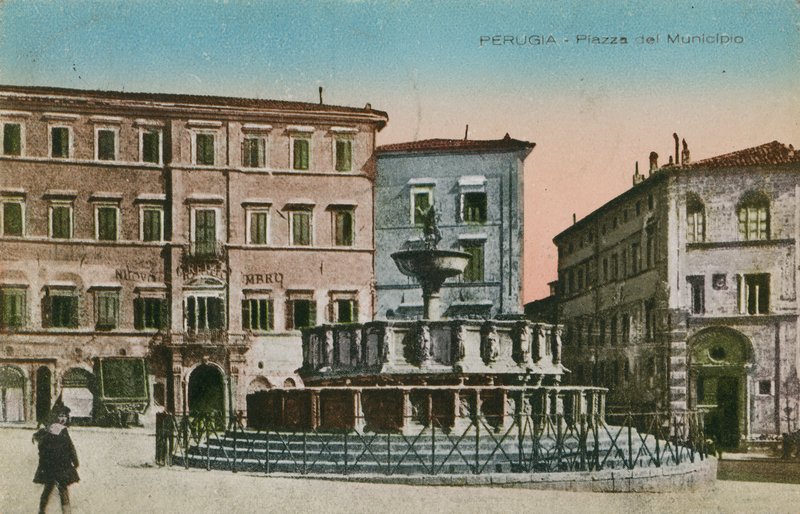 Perugia, Belediye Meydanı, c 1910 by Italian Photographer