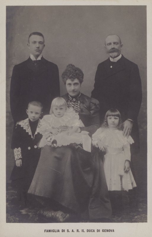 Cenova Dükü Prens Thomas ve eşi Bavyera Prensesi Isabella, çocuklarıyla birlikte (s/b fotoğraf) by Italian Photographer