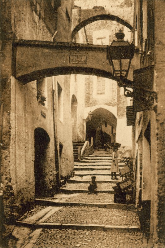 San Remo, Eski Şehir, Via Santa Brigida (s / b fotoğraf) by Italian Photographer