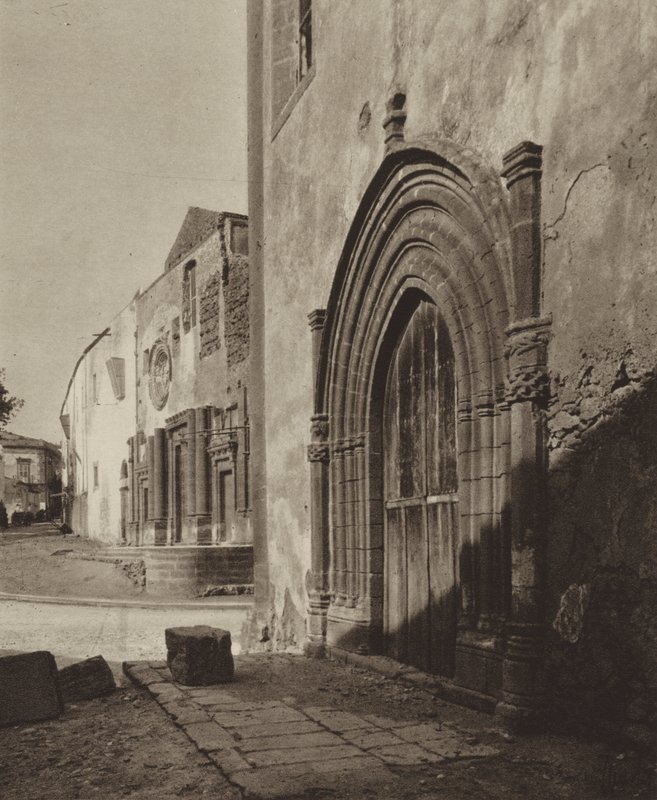 Sicilya / Sicily: Sciacca, Gotik portal (b/w fotoğraf) by Italian Photographer