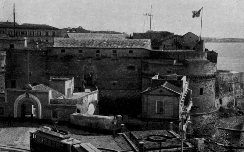 Taranto, Colombino Kalesi, R Marina Kışlası (s / b fotoğraf) by Italian Photographer