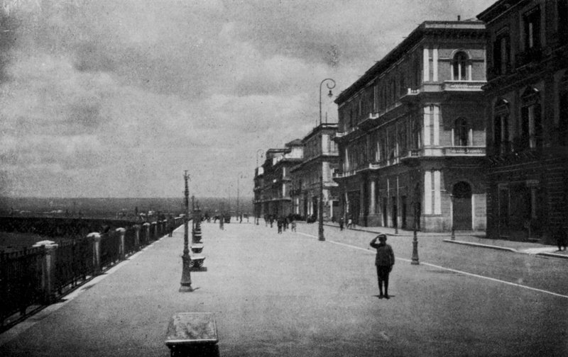 Taranto, Corso ai nedeniyle mari (s / b fotoğraf) by Italian Photographer