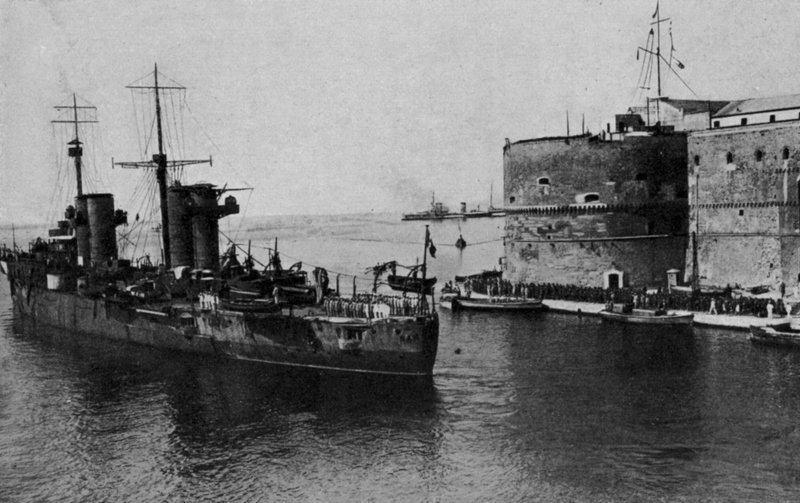 Taranto, S Marco küçük denizden ayrılıyor (s/b fotoğraf) by Italian Photographer
