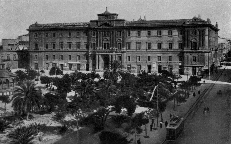 Taranto, Palazzo degli Uffici (s / b fotoğraf) by Italian Photographer