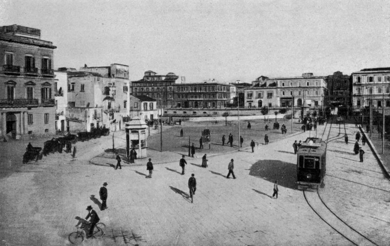 Taranto, Piazza Castello, Döner köprüyü alın (s/b fotoğraf) by Italian Photographer