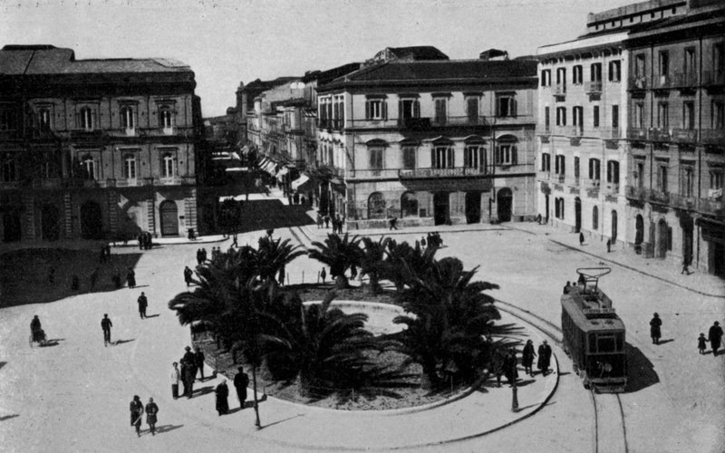 Taranto, Piazza Giordano Bruno (s / b fotoğraf) by Italian Photographer