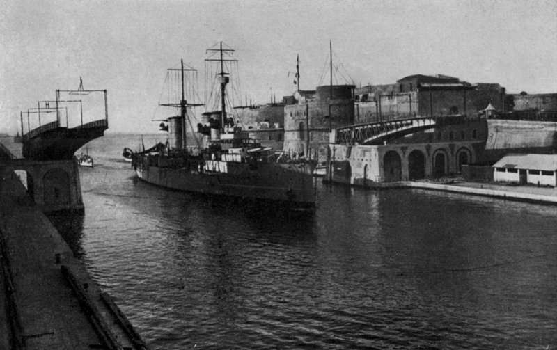 Taranto, Ponte Girevole, R Gemilerinin Geçidi (s/b fotoğraf) by Italian Photographer