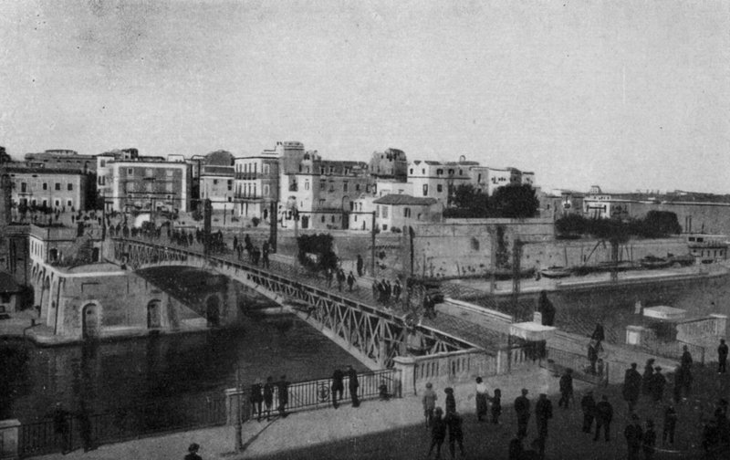 Taranto, Ponte Girevole kapandı ve eski şehir (s/b fotoğraf) by Italian Photographer