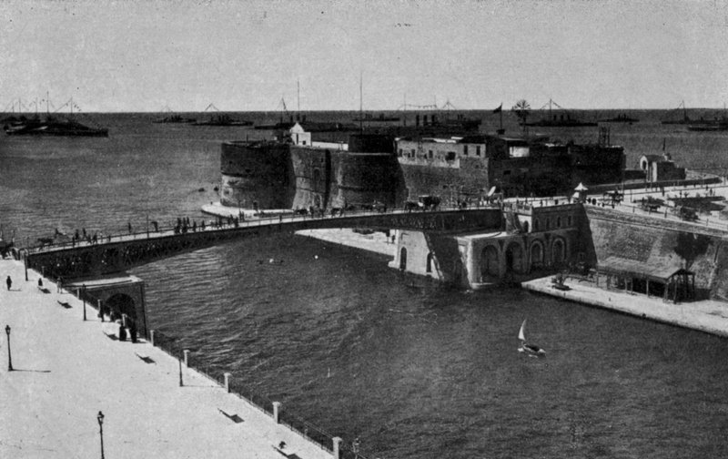 Taranto, kapalı salıncak köprü, deniz kuvvetleri mar grande