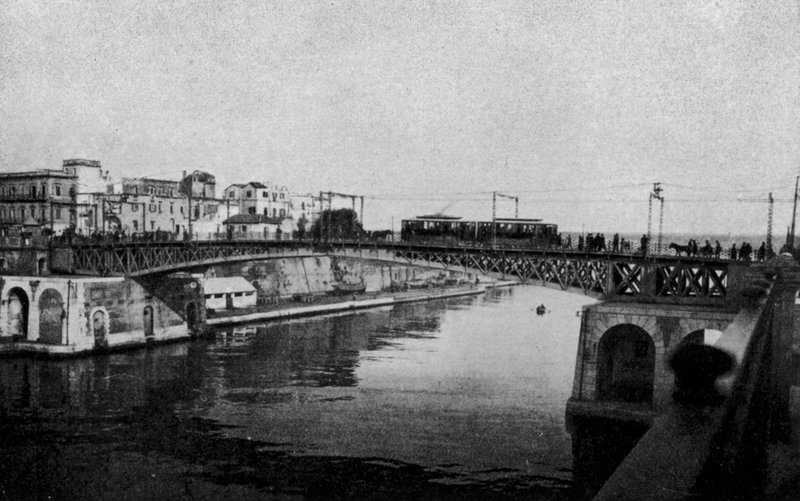 Taranto, kapalı döner köprü ve eski şehir (s/b fotoğraf) by Italian Photographer