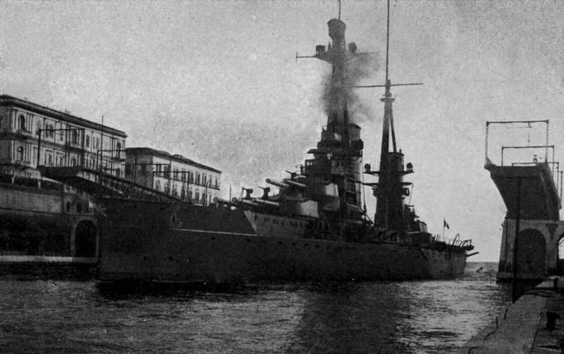Taranto, R Nave Duilio gezilebilir kanaldan (s / b fotoğraf) by Italian Photographer