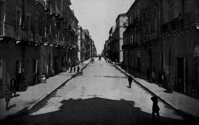 Taranto, Via Anfiteatro (s/b fotoğraf) by Italian Photographer