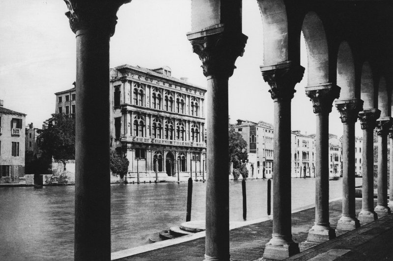 Venedik, Büyük Kanal, Palazzo Vendramin (s / b fotoğraf) by Italian Photographer