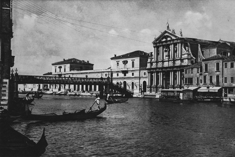 Venedik, Cizvit Kilisesi ve Tren İstasyonu (s/b fotoğraf) by Italian Photographer