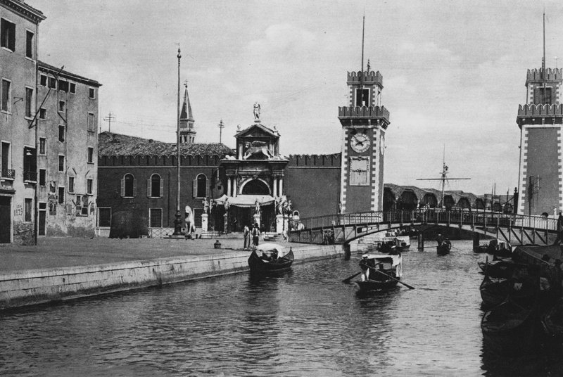 Venedik, Arsenale (s / b fotoğraf) by Italian Photographer