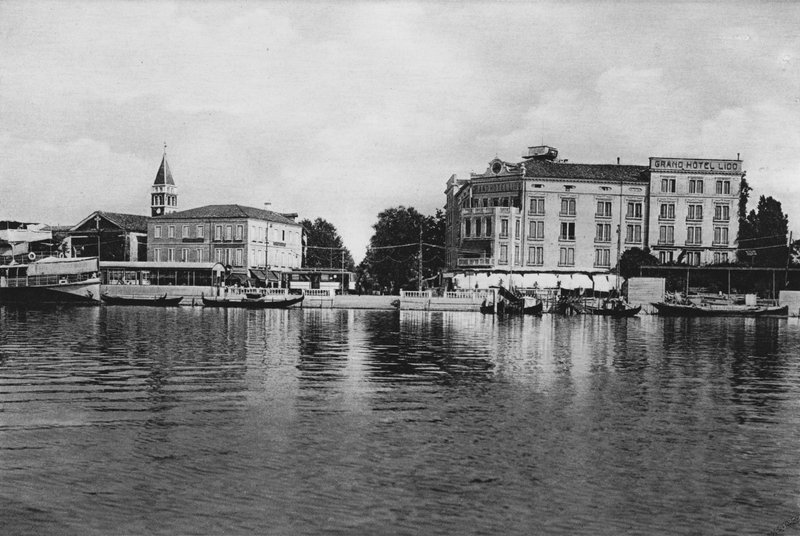Venedik, Lido, Imbarcadero ve Grand Hotel Lido (s/b fotoğraf) by Italian Photographer