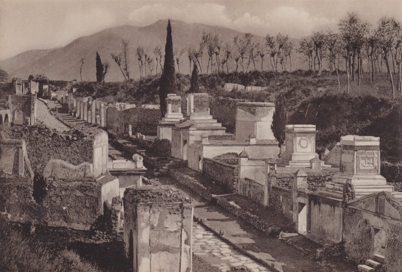 Via Delle Tombe, Mezarlar Sokağı (s/b fotoğraf) by Italian Photographer