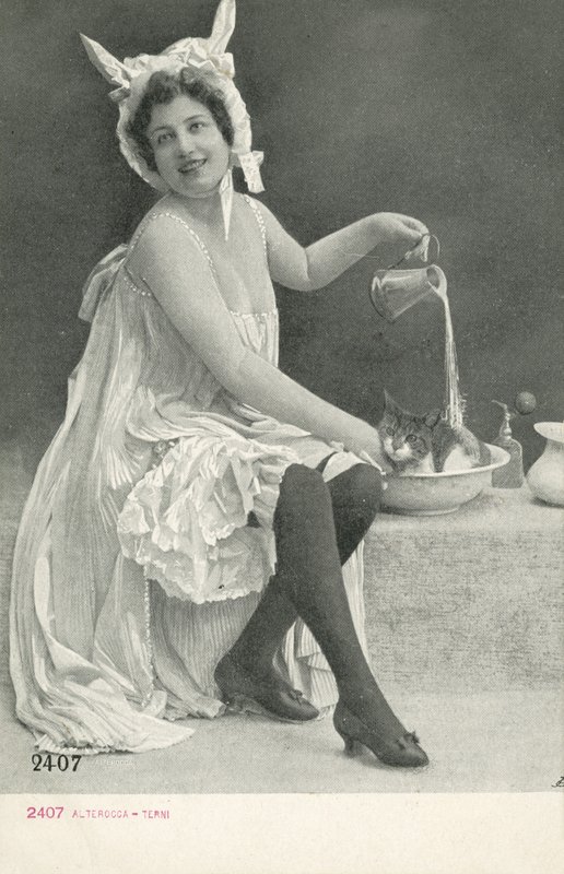Eşek kulaklı boneli kadın by Italian Photographer