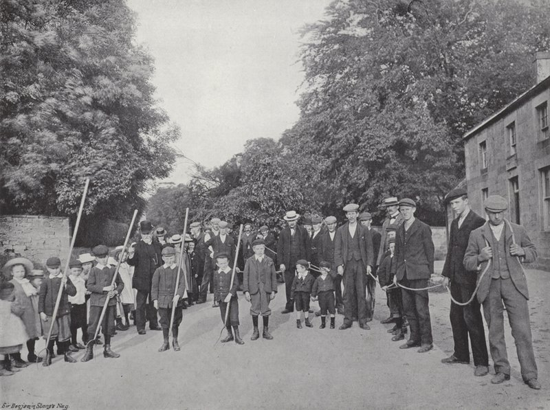 Northumbrian Baal Ateşi, Fagotları getiriyor by J. Benjamin Stone