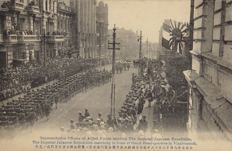 Japon birlikleri Çek karargahının yanından geçerken, Vladivostok, Rus İç Savaşı, c1919 by Japanese Photographer