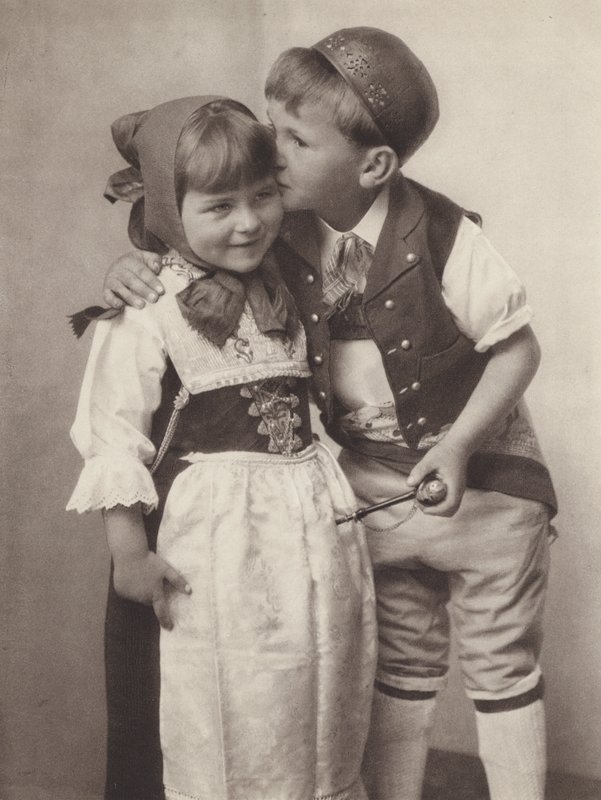 İsviçre: Appenzell, ulusal kostümlü çocuklar (s/b fotoğraf) by Jean Gaberell