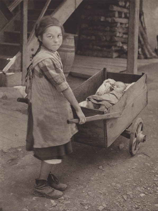 İsviçre: The Simple Life, ilkel bir bebek arabası (s/b fotoğraf) by Jean Gaberell
