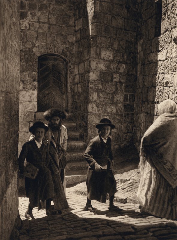 Kudüs, Yahudiler Sinagoga gidiyor (s/b fotoğraf) by Karl Grober