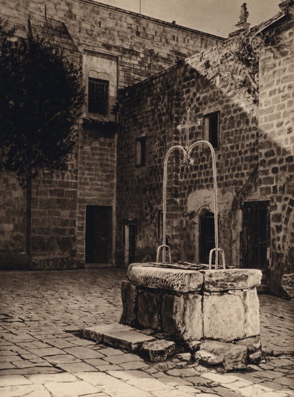 Nasıra, Müjde Kilisesi Avlusunda Kuyu (s/b fotoğraf) by Karl Grober