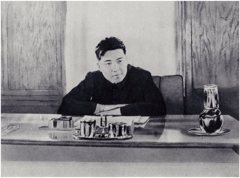 Yoldaş Kim Il-sung, Kuzey Kore Halk Konseyi'ndeki ofisinde (litho) by Korean Photographer