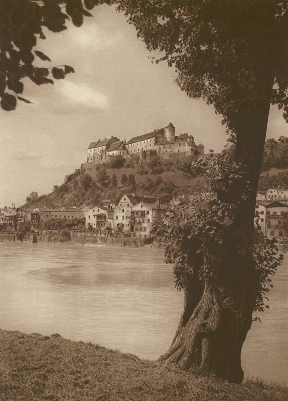 Salzach üzerinde Burghausen; Salzach üzerinde Burghausen (s/b fotoğraf) by Kurt Hielscher