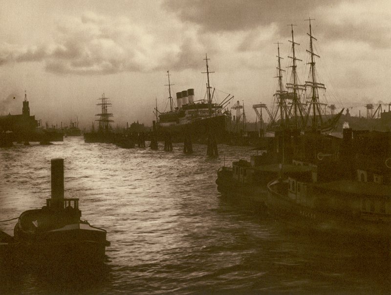 Hamburg limanında; Hamburg Limanı (s/b fotoğraf) by Kurt Hielscher