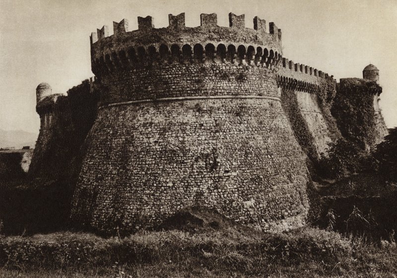 İtalya: Castello Sarzanello (s/b fotoğraf) by Kurt Hielscher