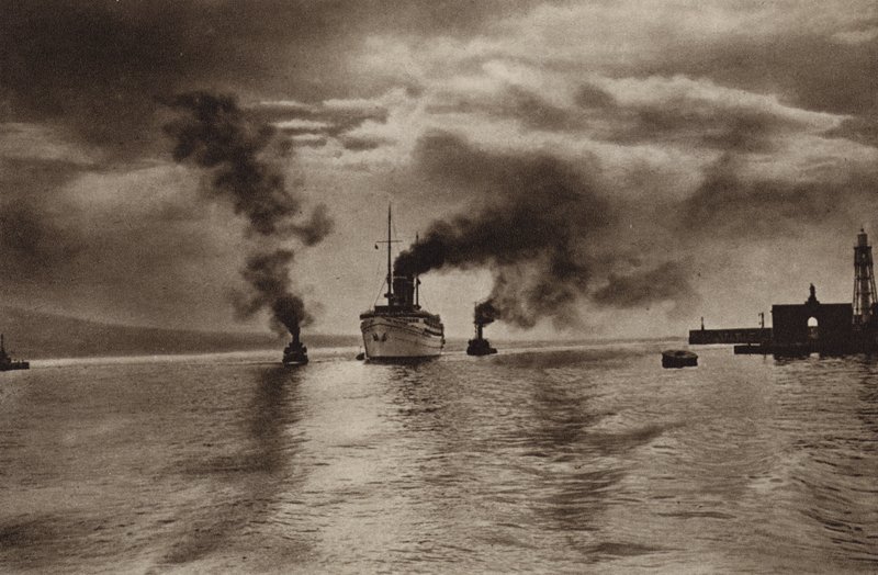 İtalya: Napoli, Limana erişim (s/b fotoğraf) by Kurt Hielscher