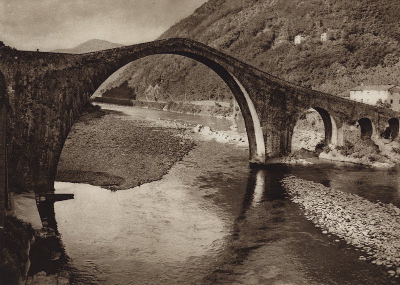 İtalya: Lucca yakınlarındaki Şeytan Köprüsü (s / b fotoğraf) by Kurt Hielscher
