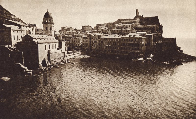 İtalya: Vernazza, Riviera (s/b fotoğraf) by Kurt Hielscher