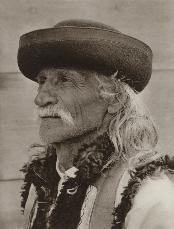 Romanya: Arbora, Eski köylü (s/b fotoğraf) by Kurt Hielscher