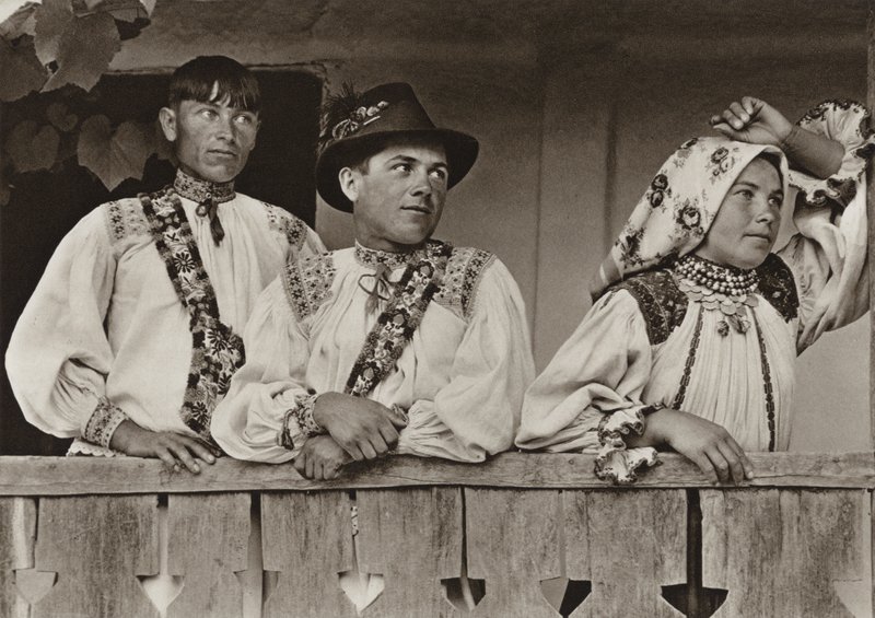 Romanya: Boinesti, Verandada (s/b fotoğraf) by Kurt Hielscher