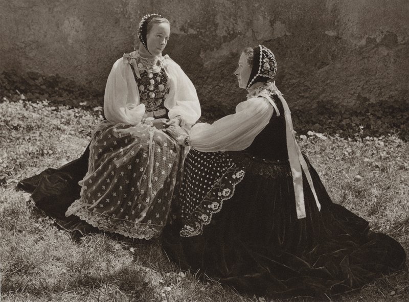 Romanya: Pazar kostümlü Lechinta, Sakson kızlar (s/b fotoğraf) by Kurt Hielscher