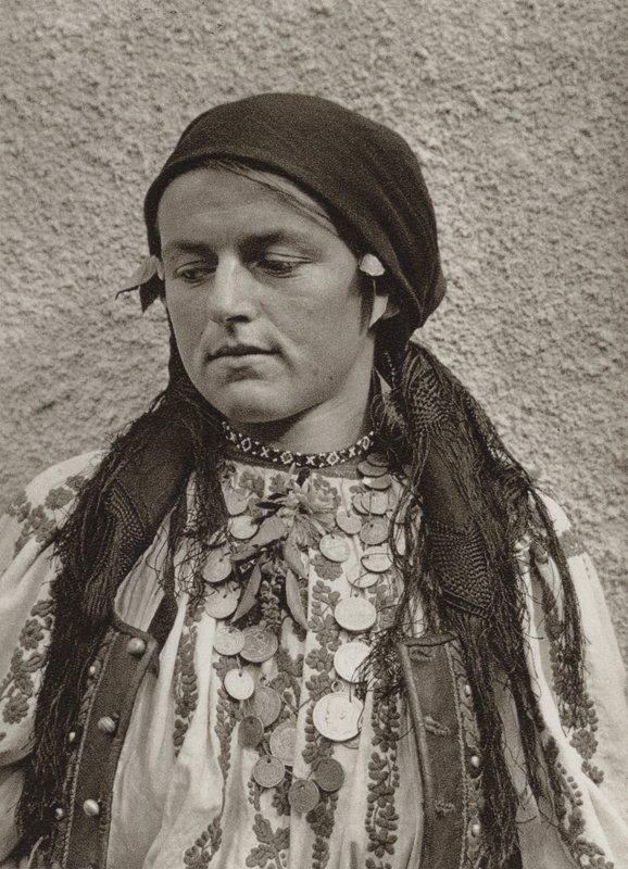 Romanya: Merisor, Köylü kadın (s / b fotoğraf) by Kurt Hielscher