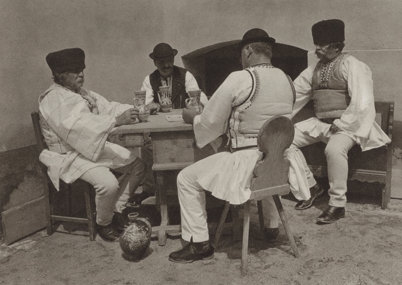 Romanya: Poiana-Sibiului, Bir kadeh şarap keyfi (s/b fotoğraf) by Kurt Hielscher