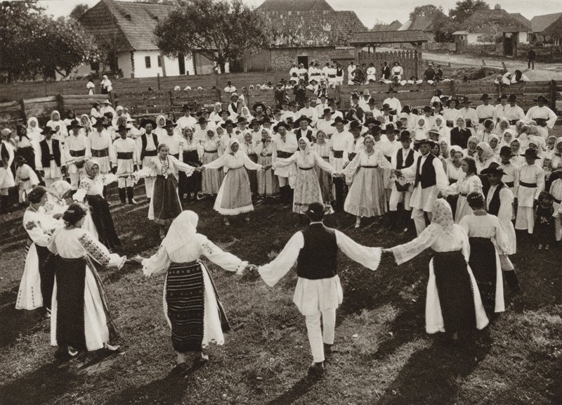 Romanya: Rusu Bargaului, Hora (s / b fotoğraf) by Kurt Hielscher
