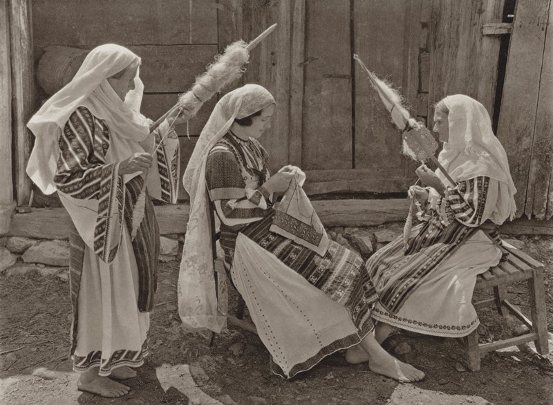 Romanya: Tismana, Spinners (s/b fotoğraf) by Kurt Hielscher