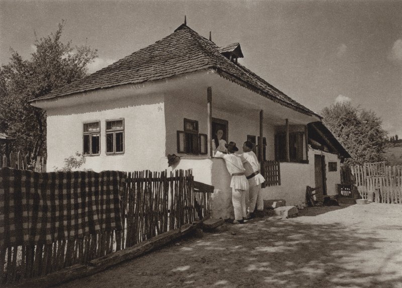 Romanya: Voinesti, Köylü evleri (s / b fotoğraf) by Kurt Hielscher