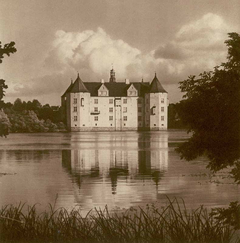 Flensburg (Schleswig) yakınlarındaki Glucksburg Kalesi; Flensburg yakınlarındaki Glucksburg Kalesi (Schleswig) (s / b fotoğraf) by Kurt Hielscher