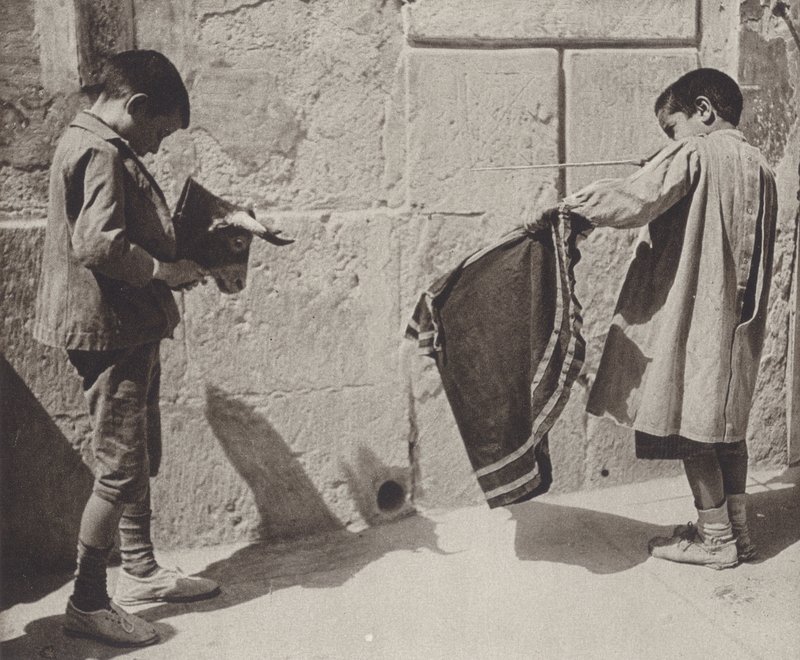 İspanya: Boğa güreşinde oynayan çocuklar (s/b fotoğraf) by Kurt Hielscher