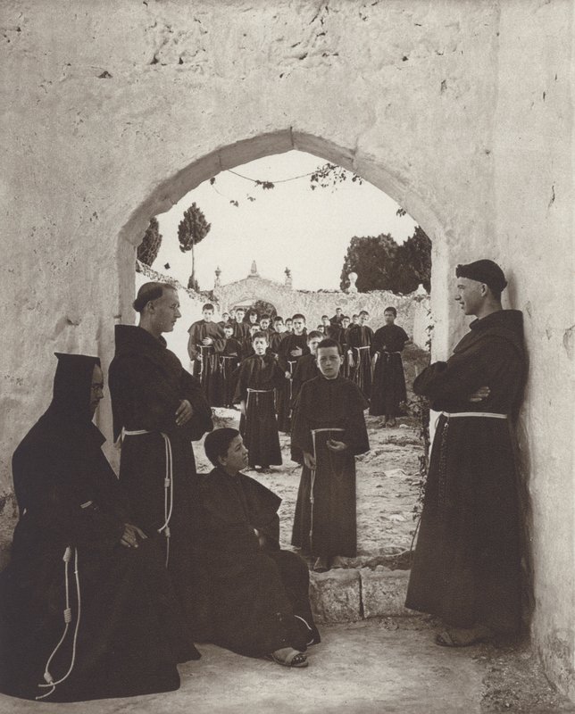 İspanya: Manastır okulunda (s/b fotoğraf) by Kurt Hielscher