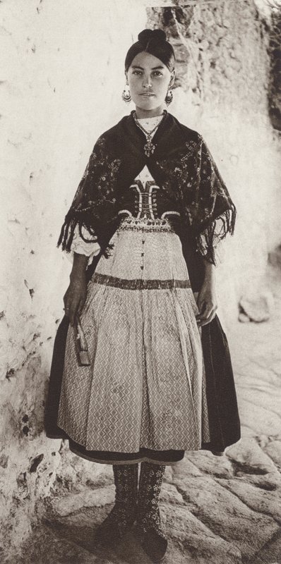 İspanya: Lagartera Kostümü, Toledo Eyaleti (s/b fotoğraf) by Kurt Hielscher