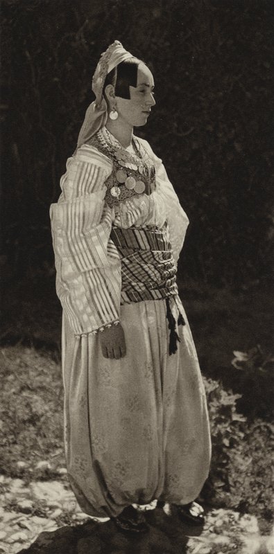 Yugoslavya: Prizren, Ulusal kostümlü kadınlar (s/b fotoğraf) by Kurt Hielscher