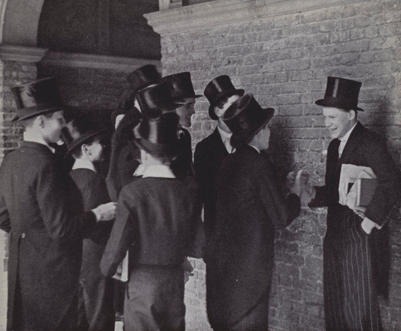 Eton çocuklar, dedikodu (s/b fotoğraf) by Laszlo Moholy Nagy